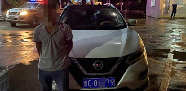 女的无证、男的醉酒，看见交警双双逃跑！结果被……