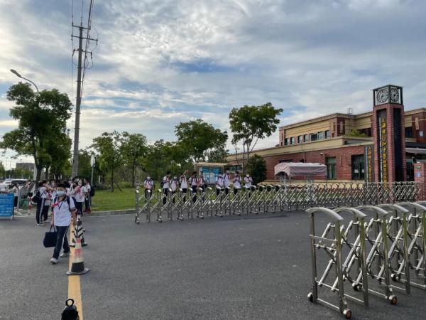 “神兽归笼”太兴奋,上海有小学生提前40分钟就到校门口! “神兽归笼”太兴奋,上海有小学生提前40分钟就到校门口!