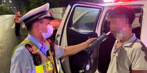 女的无证、男的醉酒，看见交警双双逃跑！结果被……