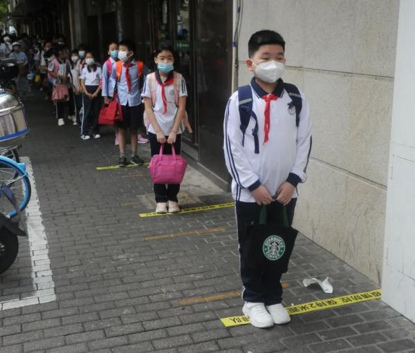 这位家长，请你克制！据说，今天上海最开心的人都在这里了