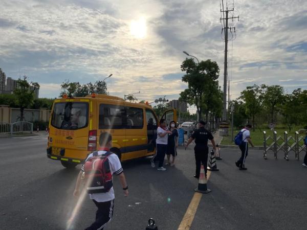 “神兽归笼”太兴奋,上海有小学生提前40分钟就到校门口! “神兽归笼”太兴奋,上海有小学生提前40分钟就到校门口!