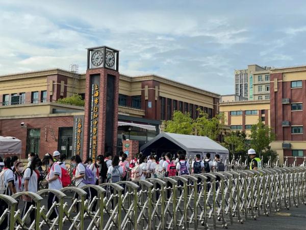 “神兽归笼”太兴奋,上海有小学生提前40分钟就到校门口! “神兽归笼”太兴奋,上海有小学生提前40分钟就到校门口!