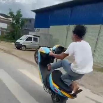 为“梦想”花费16000元!16岁少年买来“合法鬼火车” 为“梦想”花费16000元!16岁少年买来“合法鬼火车”