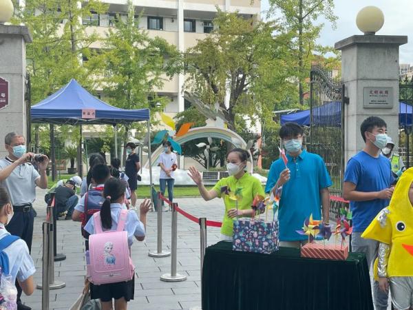 “神兽归笼”太兴奋,上海有小学生提前40分钟就到校门口! “神兽归笼”太兴奋,上海有小学生提前40分钟就到校门口!