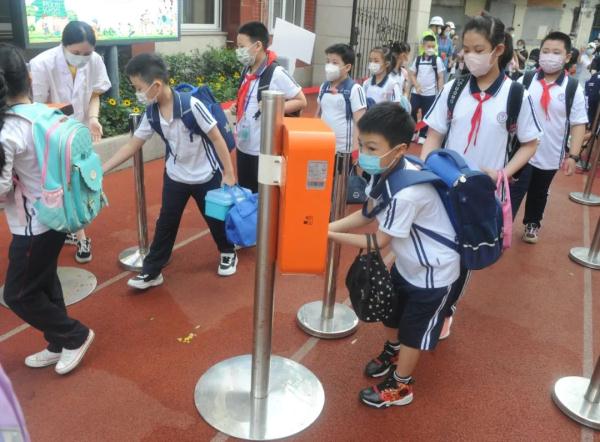 这位家长，请你克制！据说，今天上海最开心的人都在这里了