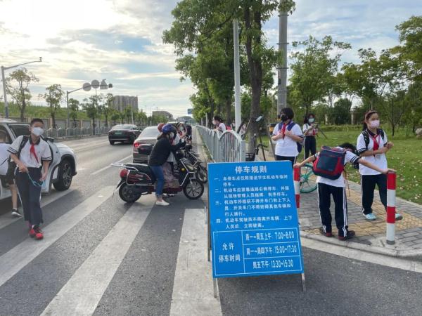 “神兽归笼”太兴奋,上海有小学生提前40分钟就到校门口! “神兽归笼”太兴奋,上海有小学生提前40分钟就到校门口!