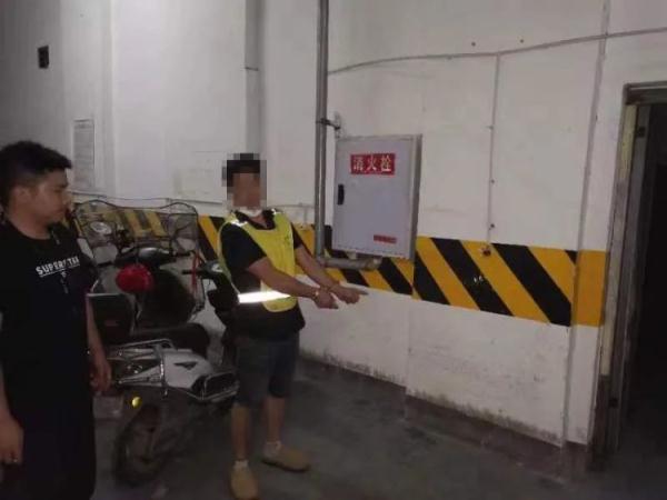 被老婆赶出门，公司老板跑去偷电动车…… 理由也是醉了！