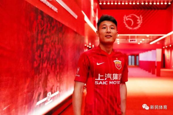 武磊亮相浦东足球场 回家的感觉真好！
