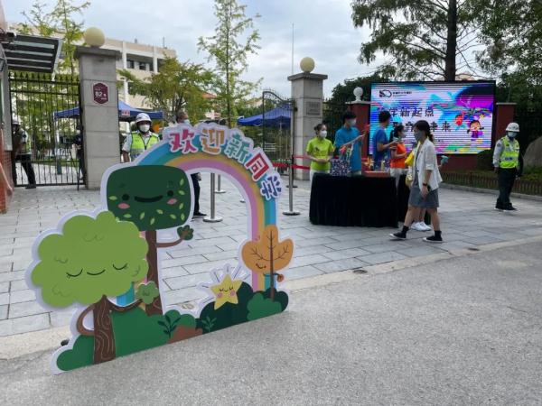 “神兽归笼”太兴奋,上海有小学生提前40分钟就到校门口! “神兽归笼”太兴奋,上海有小学生提前40分钟就到校门口!