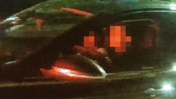 女的无证、男的醉酒，看见交警双双逃跑！结果被……