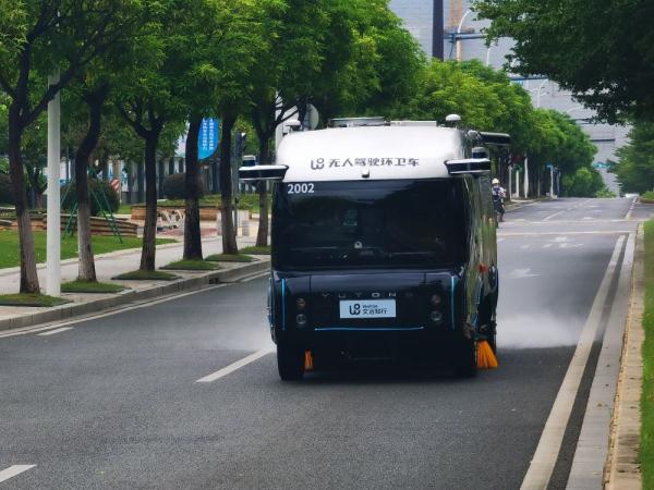 国产无人驾驶环卫车投入商业化运营 国产无人驾驶环卫车投入商业化运营
