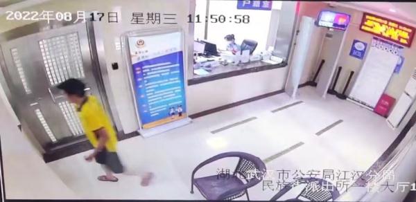 外卖小哥手机被偷伤心辞职，回到老家10天后……