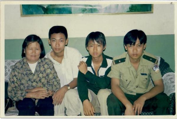 她替英雄丈夫把荣誉带回家！