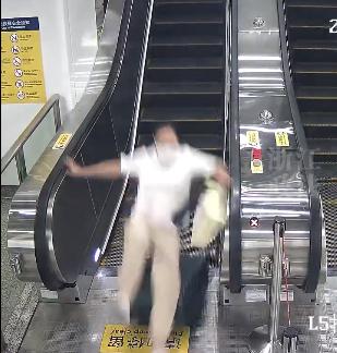 飞来横祸！女子用扶梯传送行李，路人被砸伤