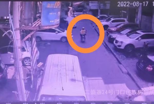 外卖小哥手机被偷伤心辞职，回到老家10天后……