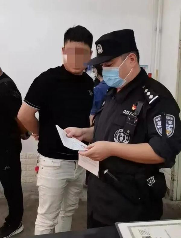 自投罗网！在逃人员现身车驾管服务站办理业务，结果......