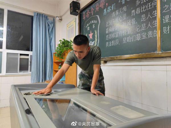 借住官兵留下的黑板报自带印刷体! 借住官兵留下的黑板报自带印刷体!