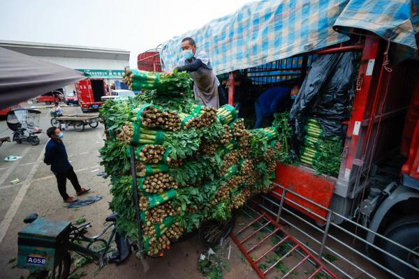 记者实地探访成都菜市保供：加量供应，交易繁忙