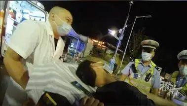 妻子车祸男子赶路悲痛到四肢抽搐，其妻已离世……