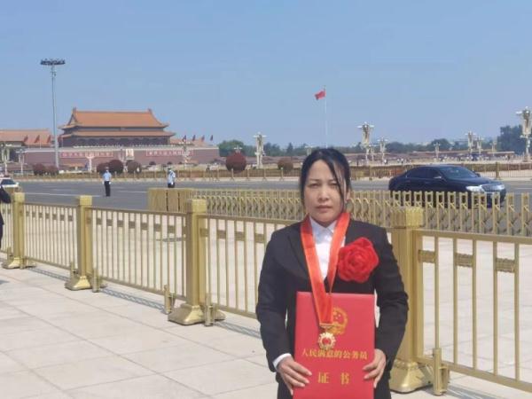 她替英雄丈夫把荣誉带回家！