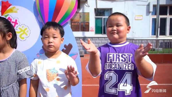 学校迎来13对双胞胎，老师：考验我们的时候到了