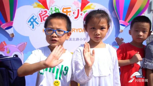 学校迎来13对双胞胎，老师：考验我们的时候到了