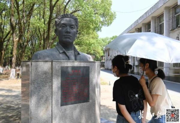 办好入学手续，他赶到校内一尊雕像前，看望久违的“父亲”