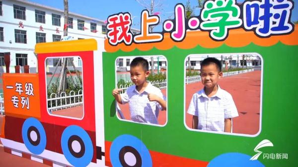 学校迎来13对双胞胎，老师：考验我们的时候到了