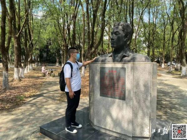 办好入学手续，他赶到校内一尊雕像前，看望久违的“父亲”