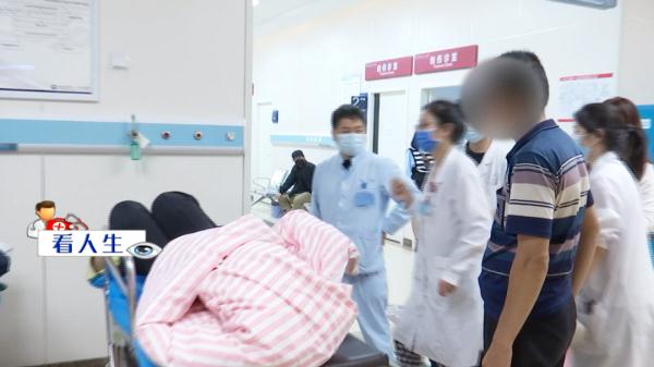 怀孕30周孕妈独自骑车意外摔倒，紧急送诊大人孩子是否平安？医生家属很揪心......