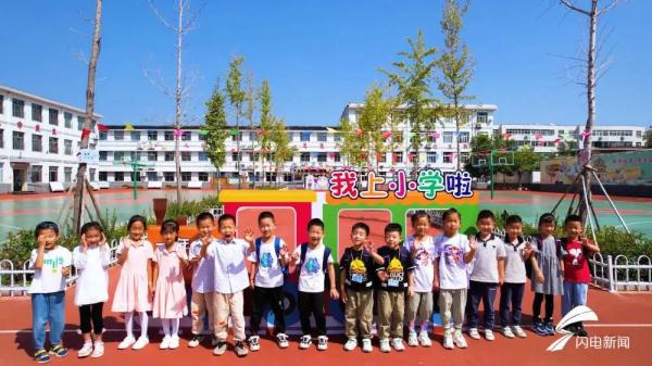 学校迎来13对双胞胎，老师：考验我们的时候到了