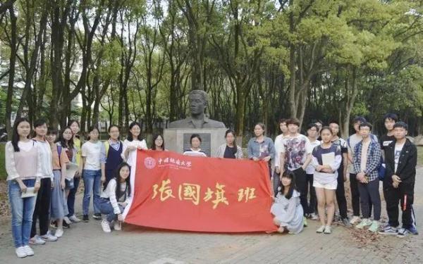 办好入学手续，他赶到校内一尊雕像前，看望久违的“父亲”