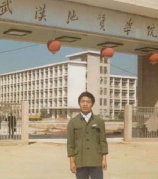 办好入学手续，他赶到校内一尊雕像前，看望久违的“父亲”