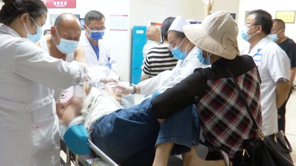 怀孕30周孕妈独自骑车意外摔倒，紧急送诊大人孩子是否平安？医生家属很揪心......