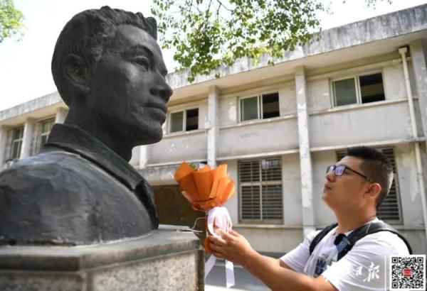 办好入学手续，他赶到校内一尊雕像前，看望久违的“父亲”