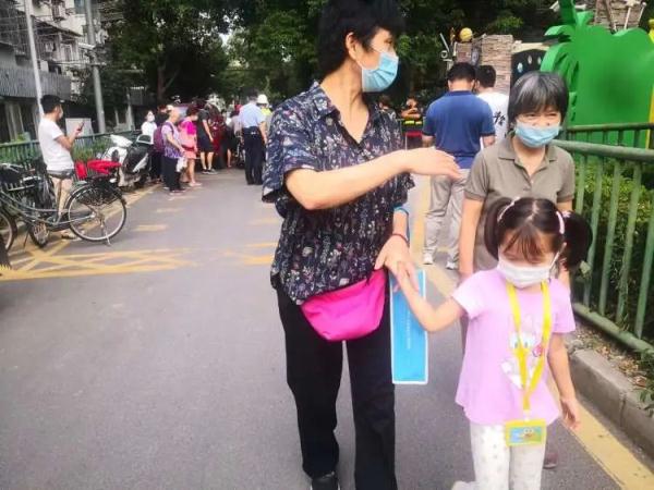 上海人开始“团购”接娃放学了？每次35元，有阿姨一次接4个
