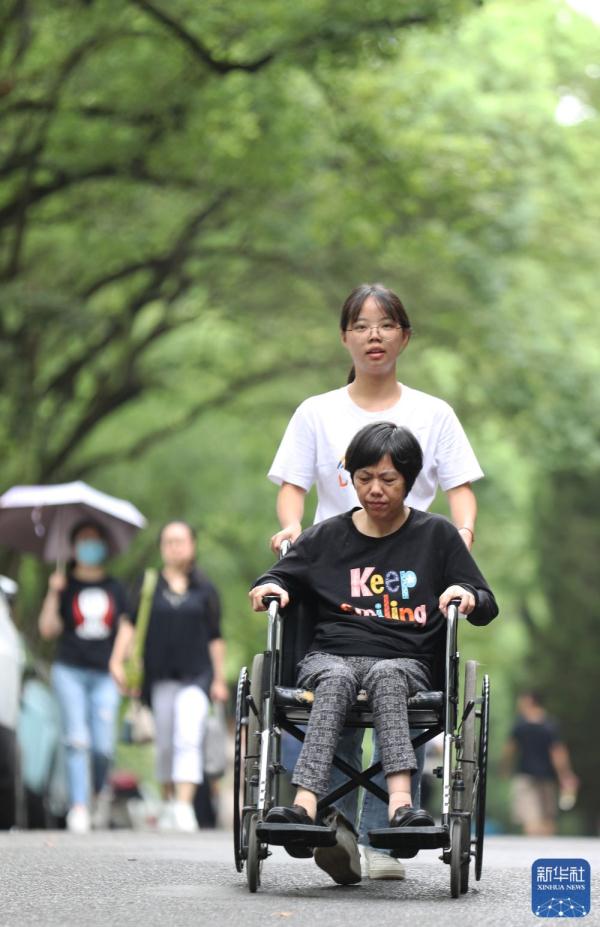 带着妈妈上大学的女孩邹晴“专升本”了