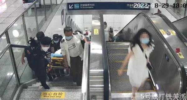 飞来横祸！女子乘电梯听到巨响，回头一看被撞飞！