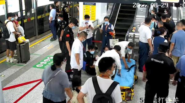 飞来横祸！女子乘电梯听到巨响，回头一看被撞飞！