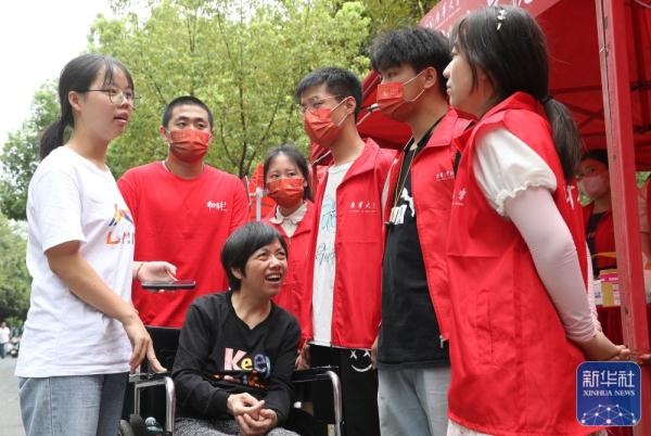 带着妈妈上大学的女孩邹晴“专升本”了