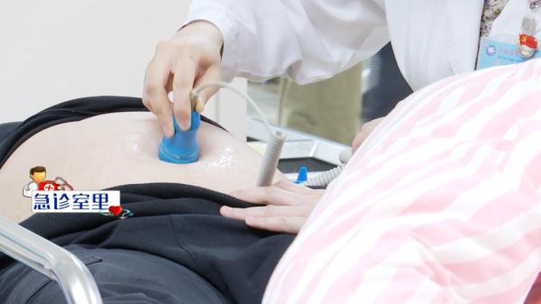 怀孕30周孕妈独自骑车意外摔倒，紧急送诊大人孩子是否平安？医生家属很揪心......