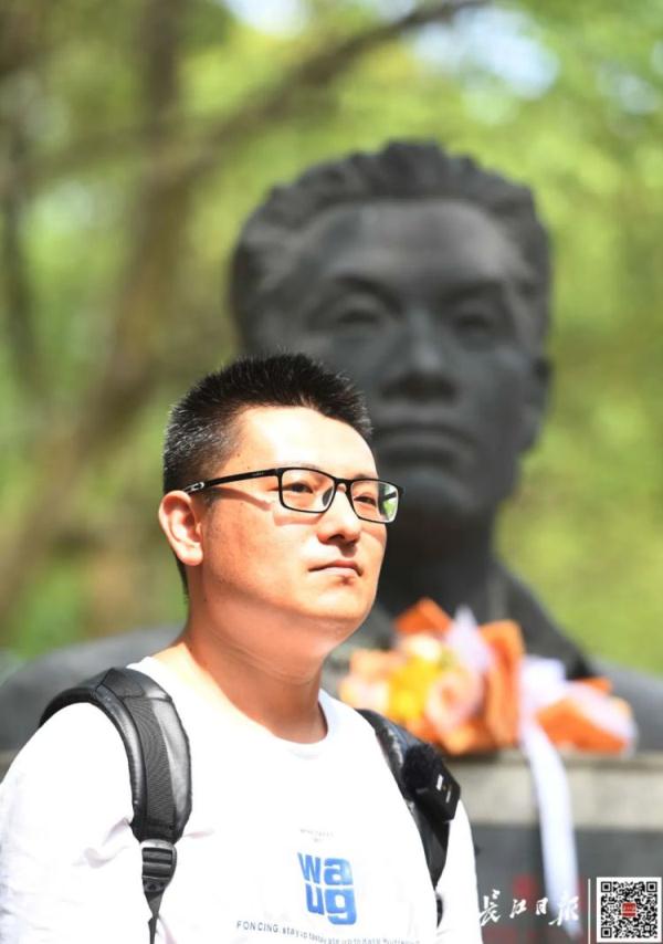 办好入学手续，他赶到校内一尊雕像前，看望久违的“父亲”