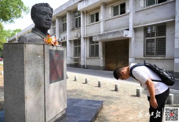 办好入学手续，他赶到校内一尊雕像前，看望久违的“父亲”