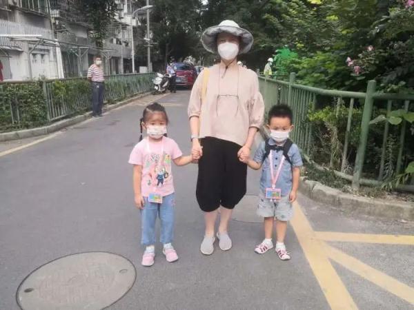 上海人开始“团购”接娃放学了？每次35元，有阿姨一次接4个