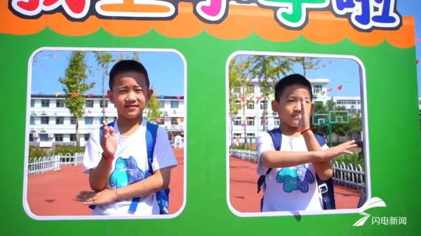 学校迎来13对双胞胎，老师：考验我们的时候到了