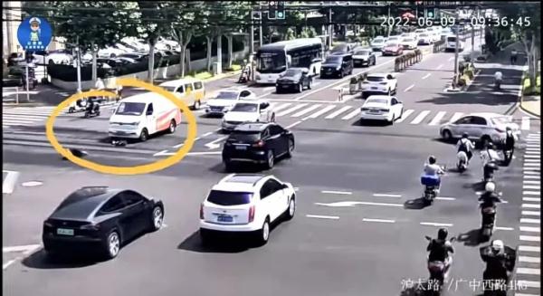 闯红灯、不戴头盔！上海一男子骑电动车被撞身亡，被判定自负全责