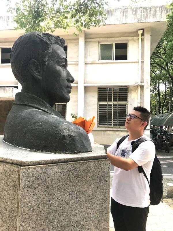 这张特殊的“父子合影”刷屏，背后故事令人泪目......