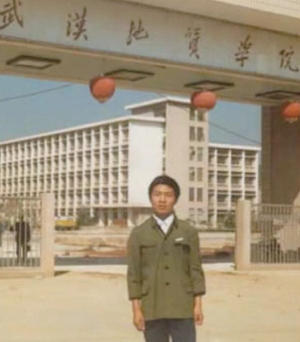 这张特殊的“父子合影”刷屏，背后故事令人泪目......