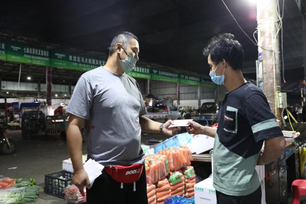 凌晨两点,记者走了一趟成都农产品批发市场 凌晨两点,记者走了一趟成都农产品批发市场