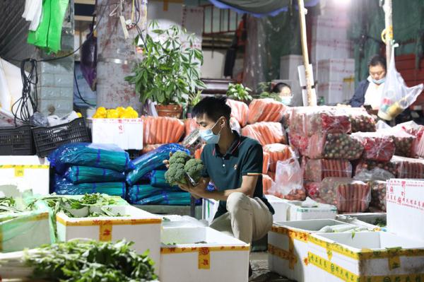 凌晨两点,记者走了一趟成都农产品批发市场 凌晨两点,记者走了一趟成都农产品批发市场